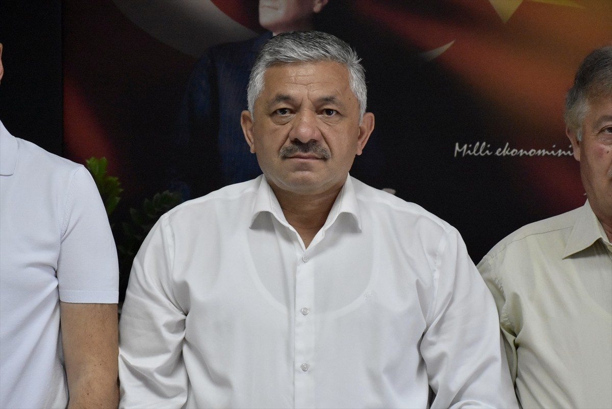 Ordu Ziraat Odaları İl Koordinasyon Kurulu Başkanı Arslan Soydan (ortada), hasadı yaklaşan...