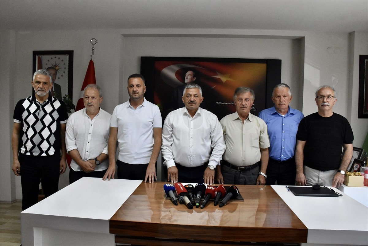 Ordu Ziraat Odaları İl Koordinasyon Kurulu Başkanı Arslan Soydan (ortada), hasadı yaklaşan...