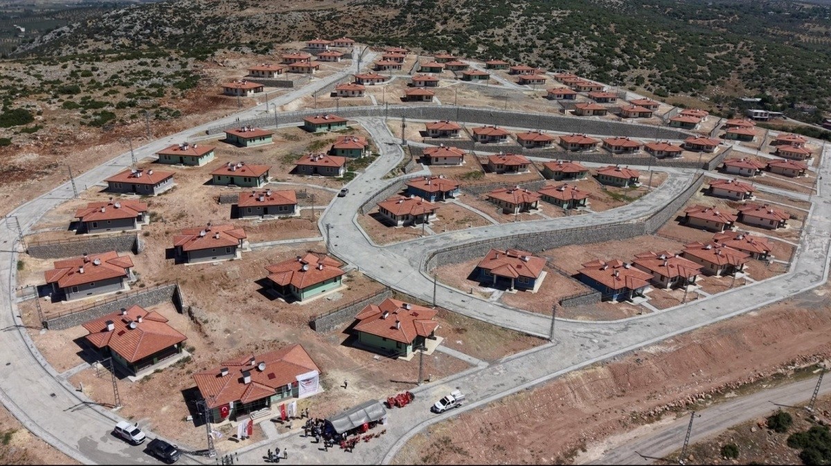Osmaniye'de yapımı tamamlanan 89 köy evi, törenle hak sahibi depremzedelere teslim edildi.