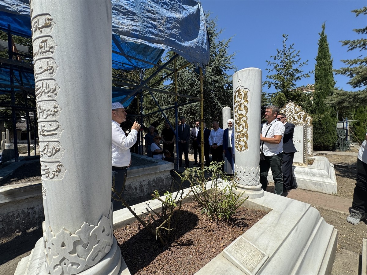 Osmanlı tarihçiliğini evrensel disipline dönüştüren, İslam, Avrupa ve dünya tarihi üzerine yaptığı...