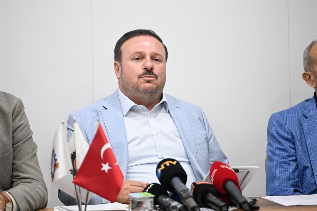 Öz İplik İş Sendikası Genel Başkanı Rafi Ay, sendika genel merkezinde düzenlediği basın...