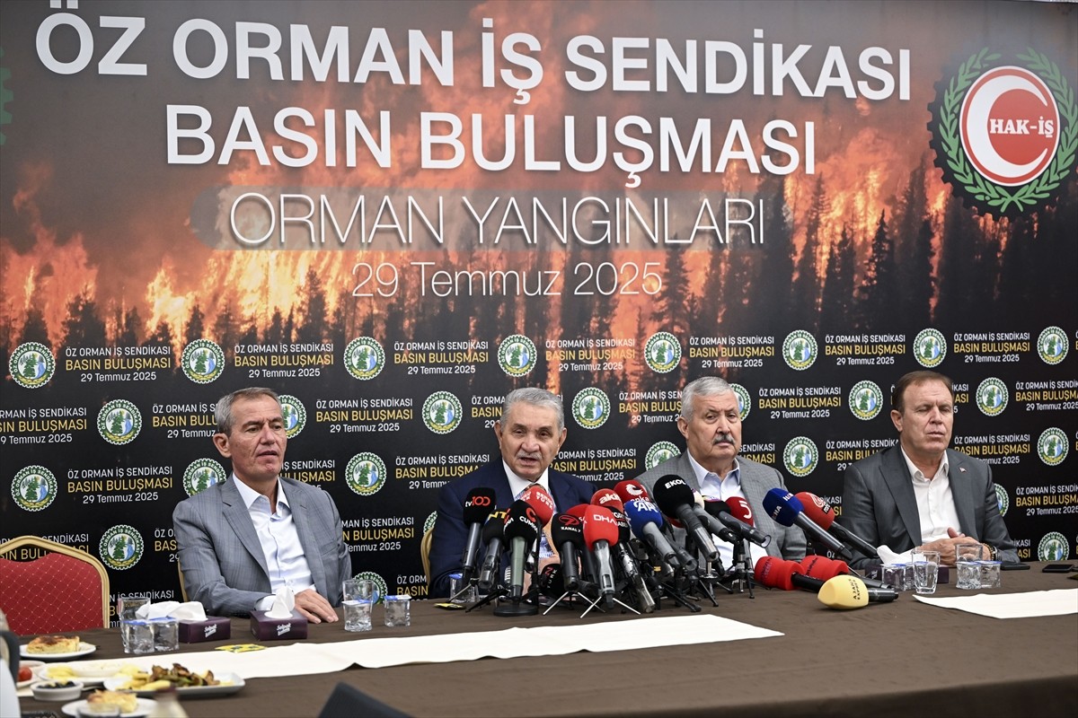 Öz Orman-İş Sendikası Genel Başkanı Settar Aslan (sol 2), sendika genel merkezinde düzenlediği...