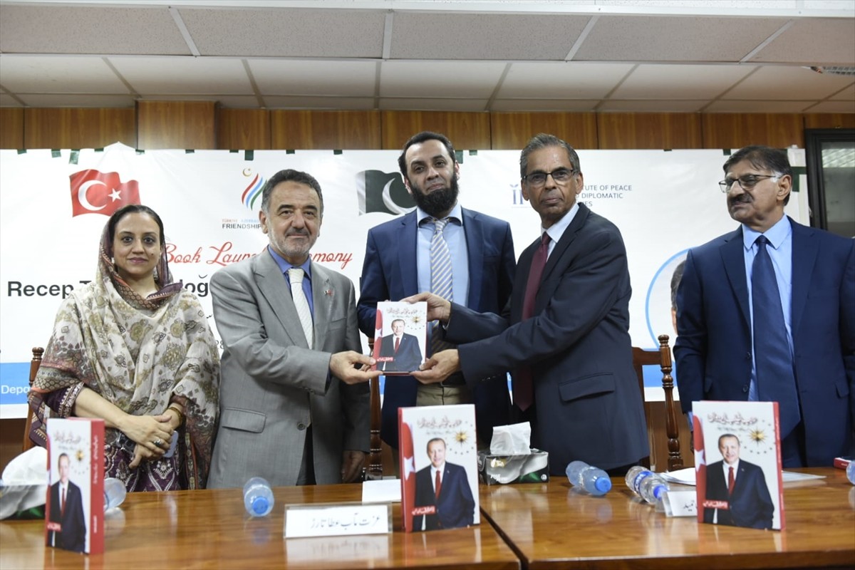 Pakistan'da, TRT Urduca Müdürü Dr. Furkan Hamit'in "Recep Tayyip Erdoğan, İslam Dünyasının...