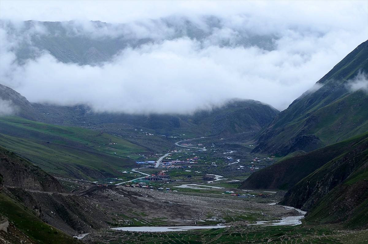 Pakistan'ın Hayber Pahtunhva eyaletinde şiddetli yağışların yol açtığı kaza ve afetlerde 10...