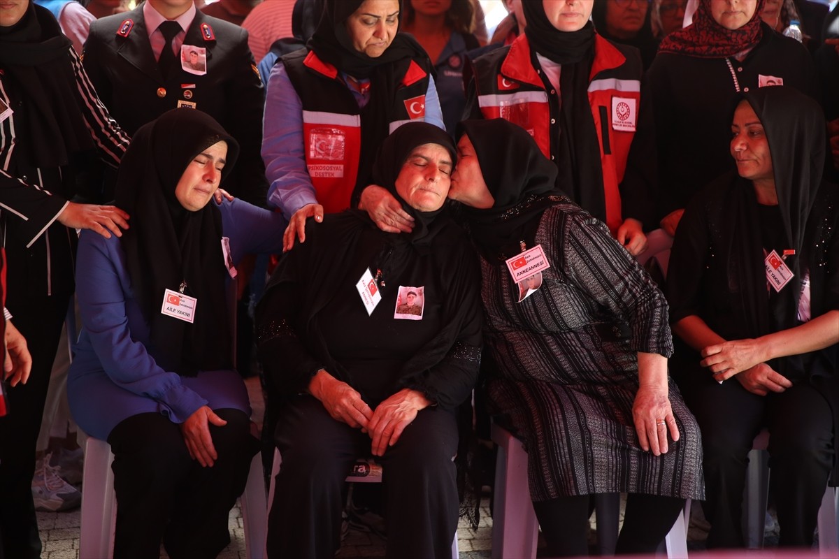 Pençe-Kilit Harekat bölgesinde bir mağarada arama tarama faaliyeti sırasında metan gazından...