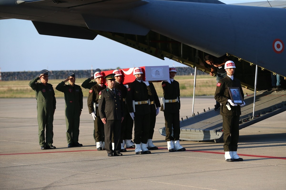 Pençe-Kilit Harekatı bölgesinde bölücü terör örgütü mensuplarınca kullanılan bir mağaradaki arama...