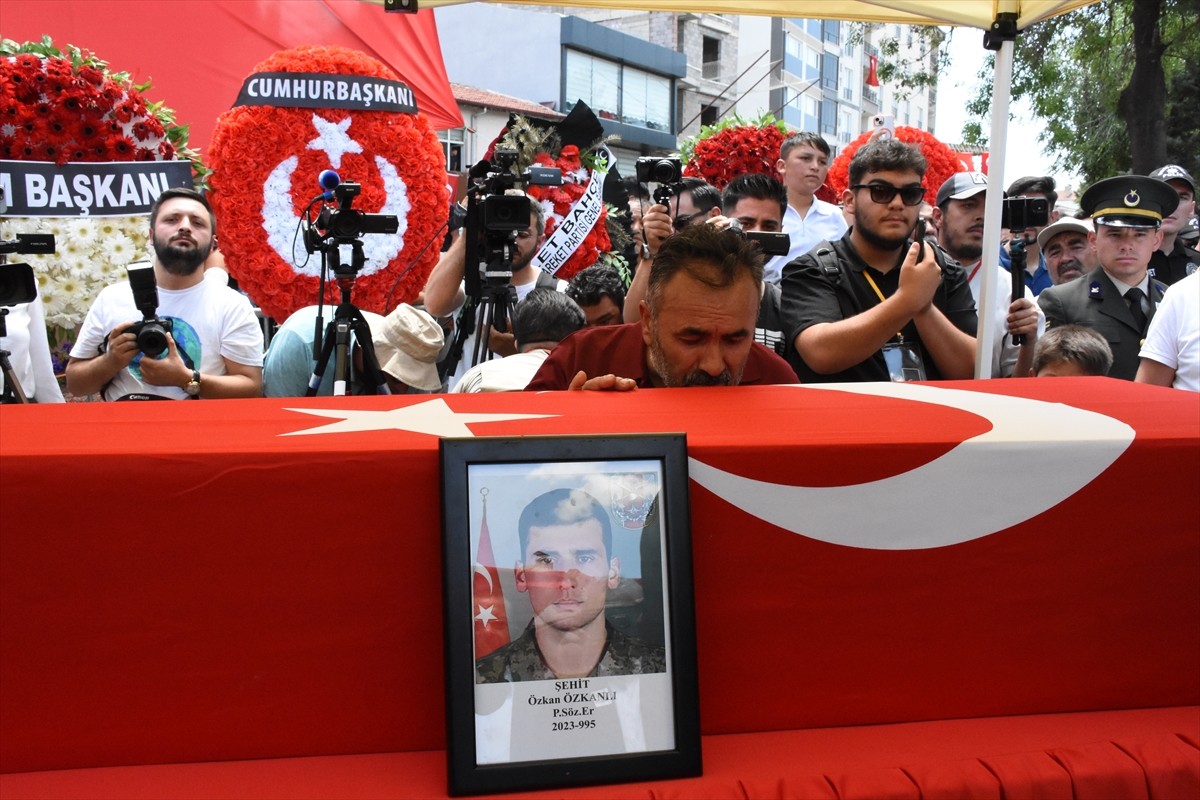 Pençe-Kilit Harekatı bölgesindeki mağarada arama tarama faaliyetinde metan gazından etkilenerek...