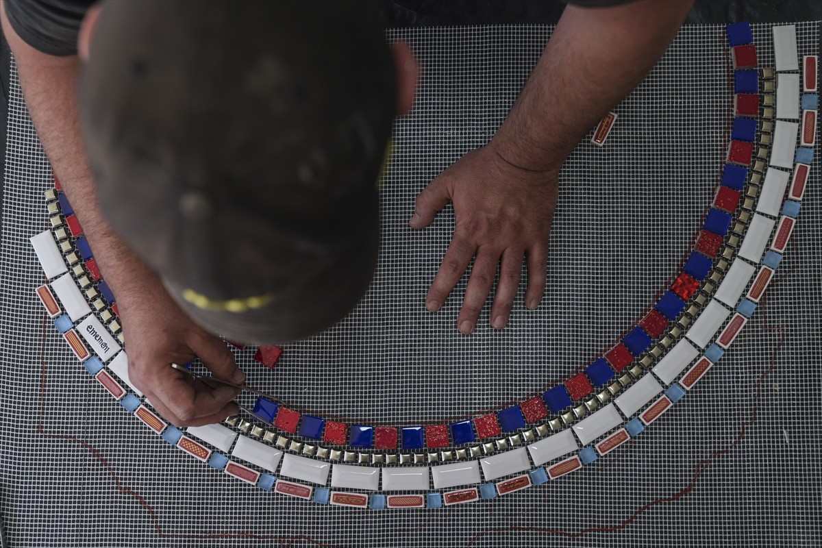 "Çatlakları İyileştirme Sanatı" adını verdiği kentsel sanatıyla tanınan ünlü Fransız anonim sokak...