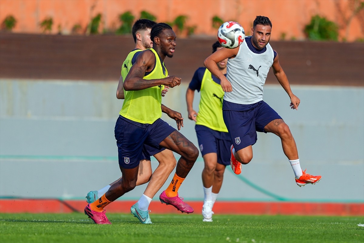 RAMS Başakşehir Futbol Takımı, 2025-2026 sezonu hazırlıklarını sürdürdü. Antrenmanda Deniz Türüç...