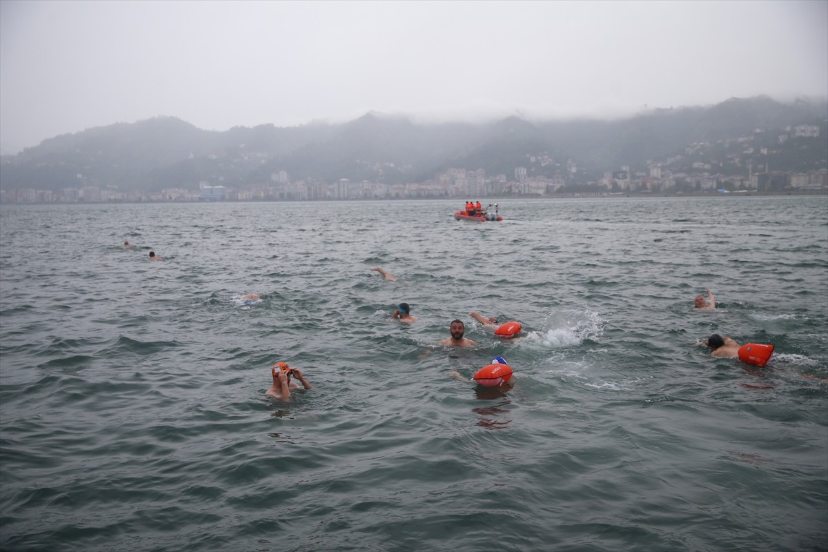 Rize'de 16 kişilik grup, 15 Temmuz Demokrasi ve Milli Birlik Günü dolayısıyla düzenlenen...