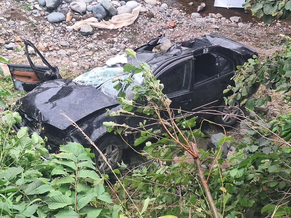 Rize'nin Fındıklı ilçesinde iki otomobilin çarpışması sonucu 1 kişi öldü, 8 kişi...