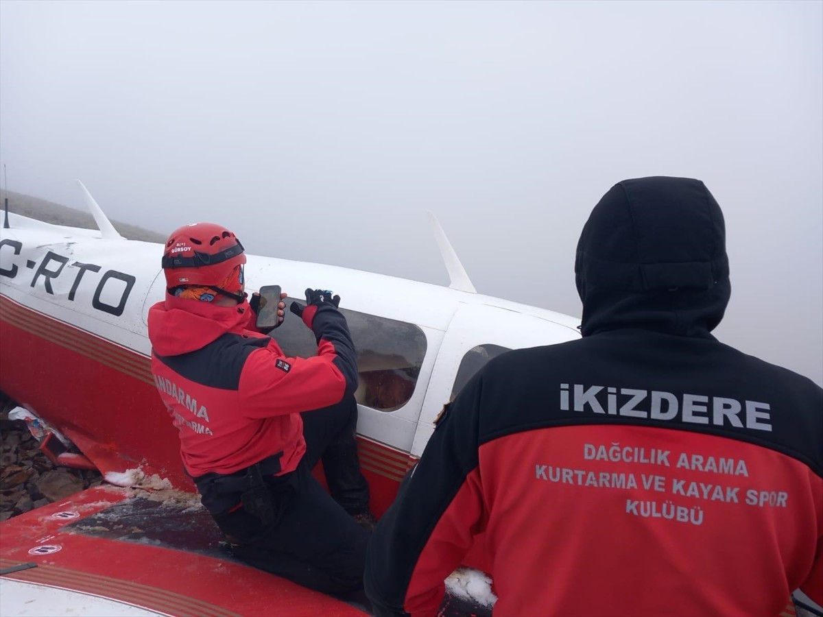 Rize Valisi İhsan Selim Baydaş (arkada), Rize'nin İkizdere ilçesine bağlı Çifteköprü Köyü Camisi...