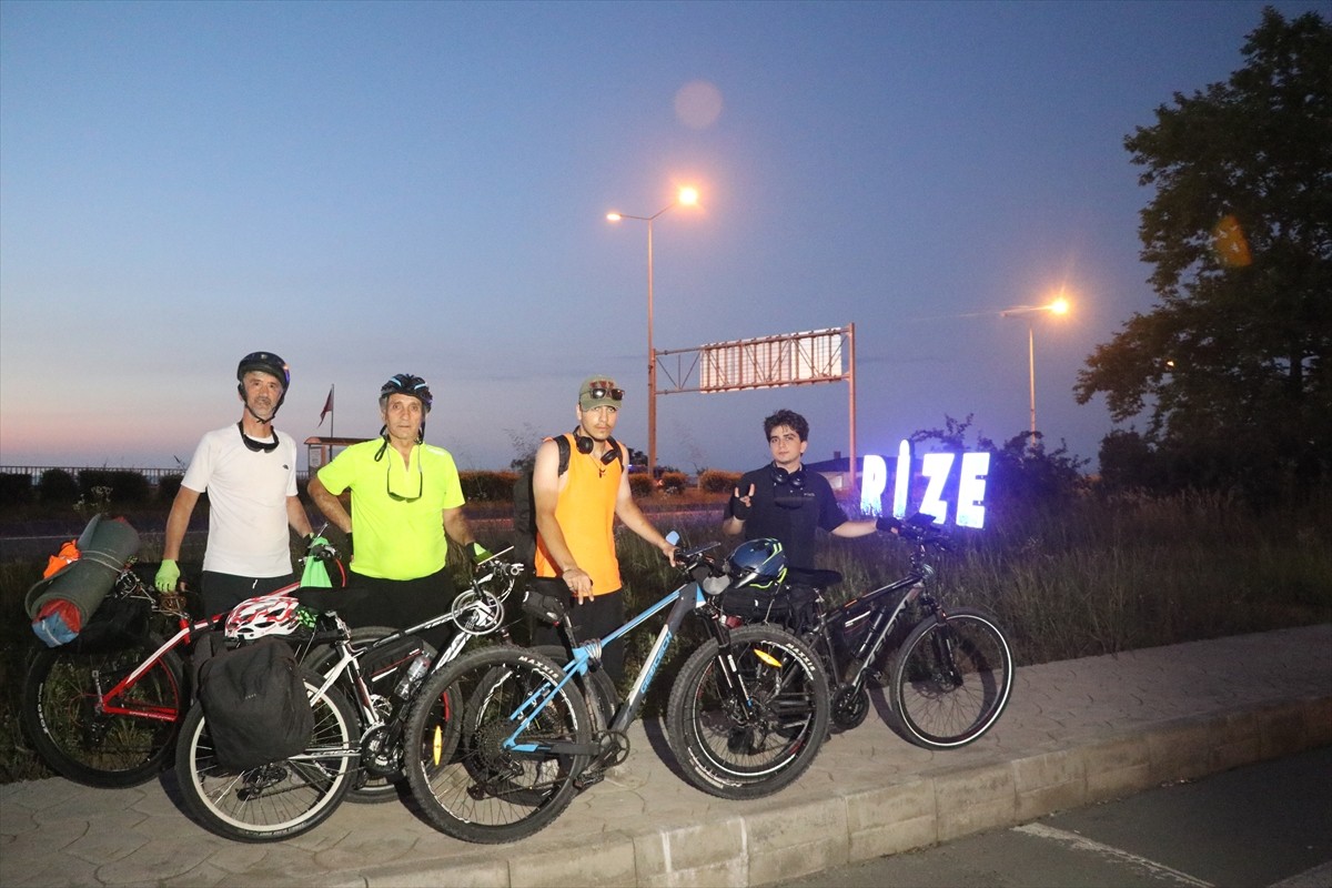 Rizeli 4 kişilik grup, 15 Temmuz şehitleri ve gazilerinin hatırasına ithafen Ankara'dan Rize'ye...