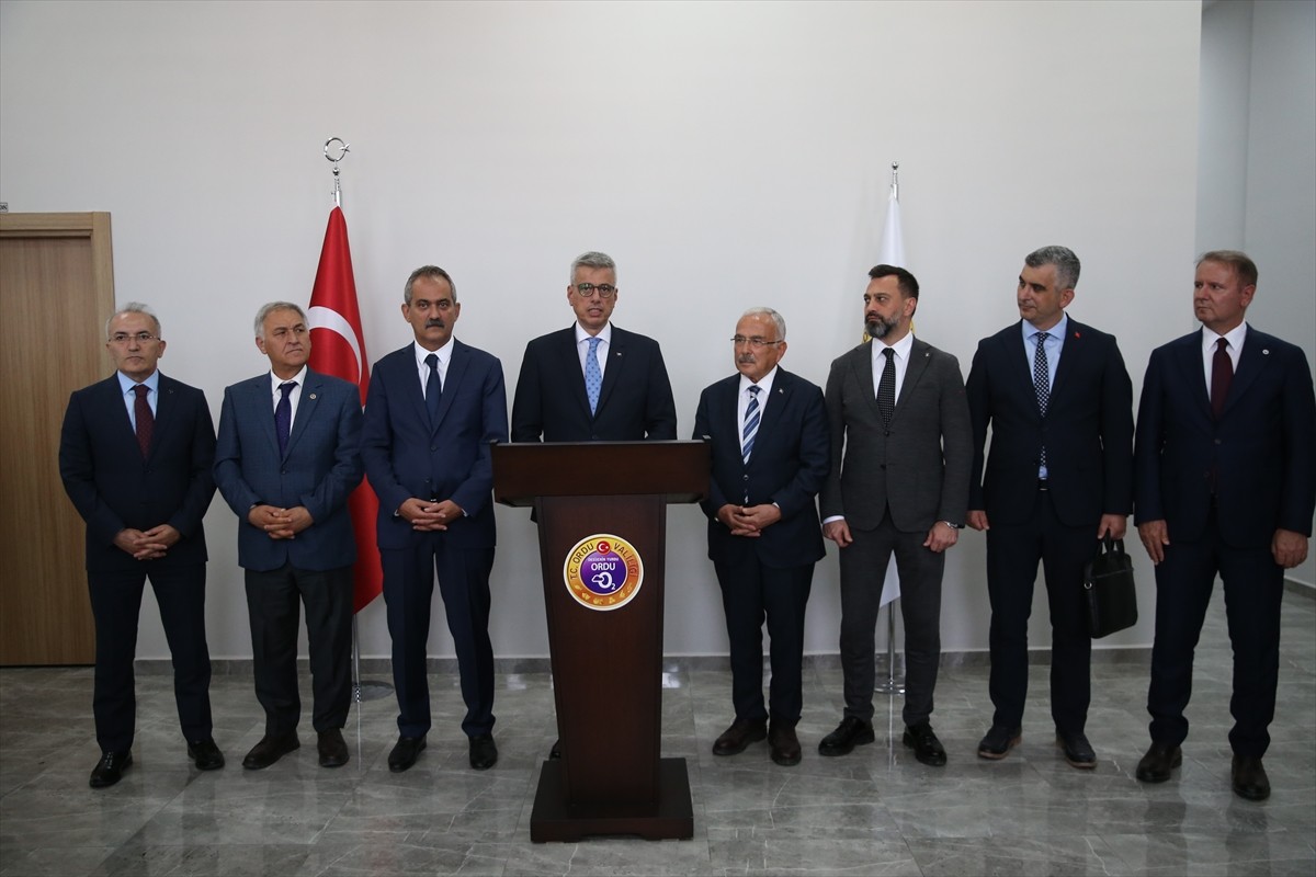 Sağlık Bakanı Kemal Memişoğlu (ortada), Ordu Valiliğini ziyaret etti. Bakan Memişoğlu, burada...