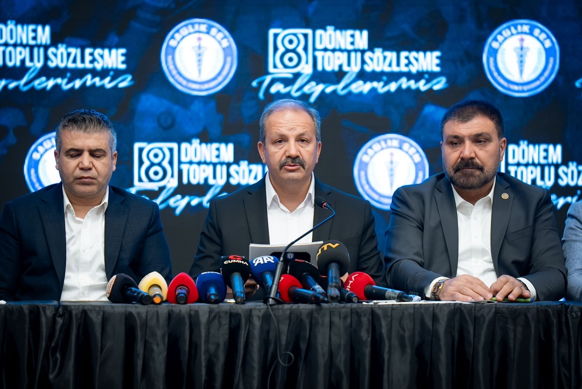 Sağlık-Sen Genel Başkanı Mahmut Faruk Doğan (sol 3), Memur-Sen Genel Merkezi Konferans Salonu'nda...