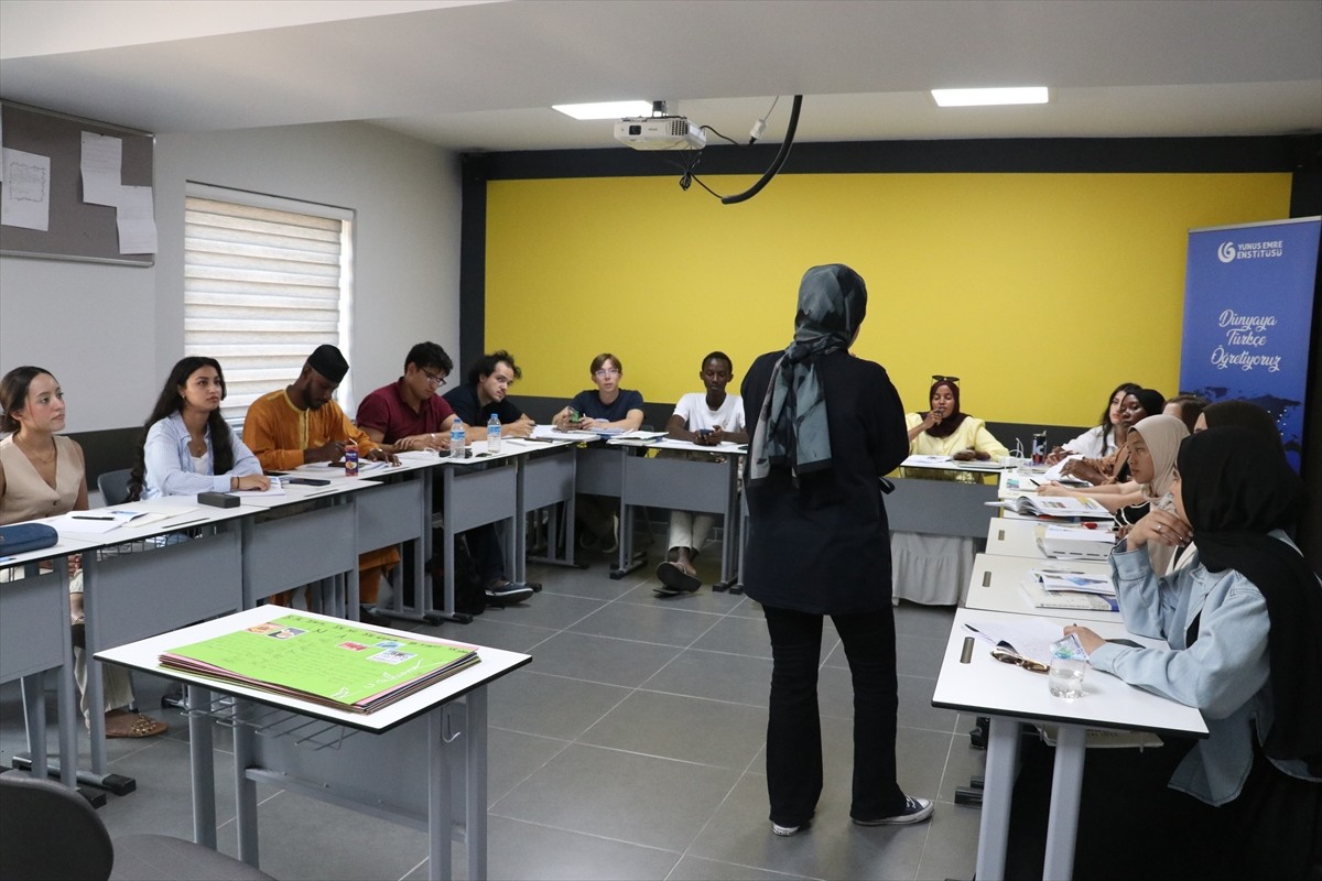 Sakarya'da Yunus Emre Enstitüsü (YEE) tarafından açılan yaz okullarına çeşitli ülkelerden katılan...