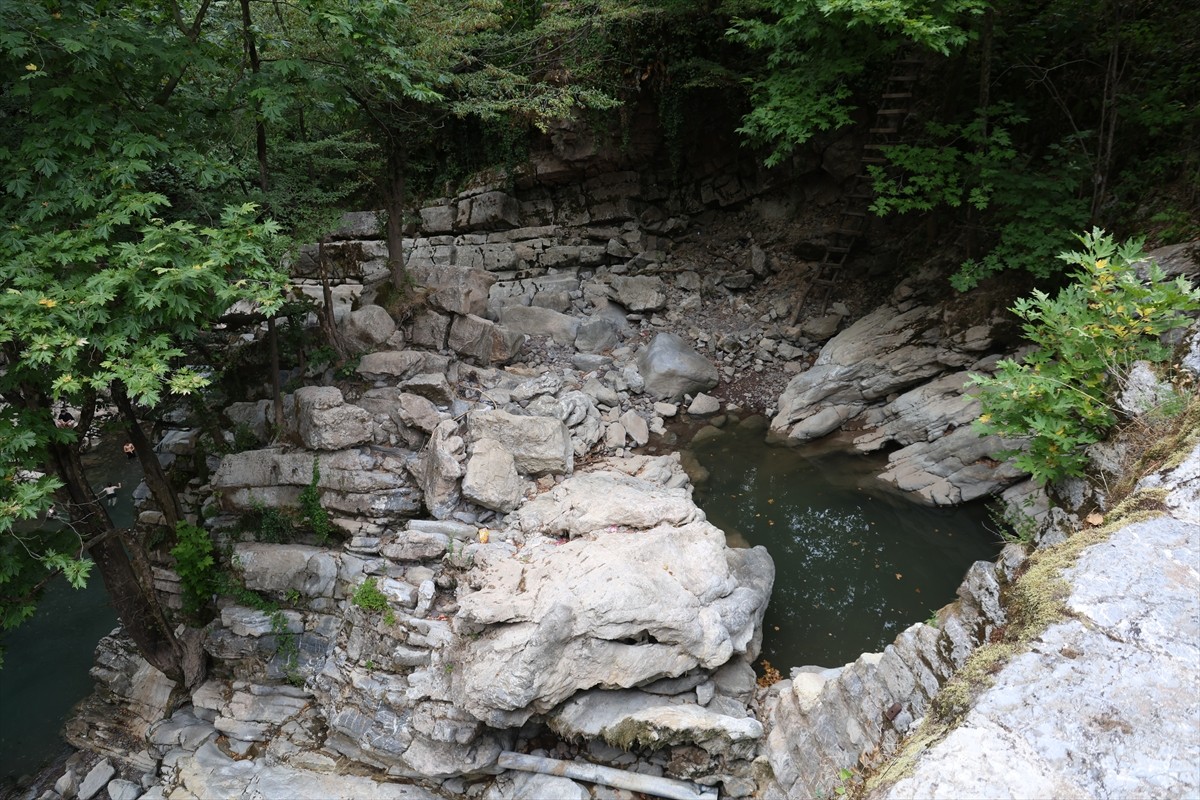 Sakarya'nın Kocaali ve Karasu ilçeleri arasında kalan Maden Deresi ve Şelalesi, bölgede yağış...