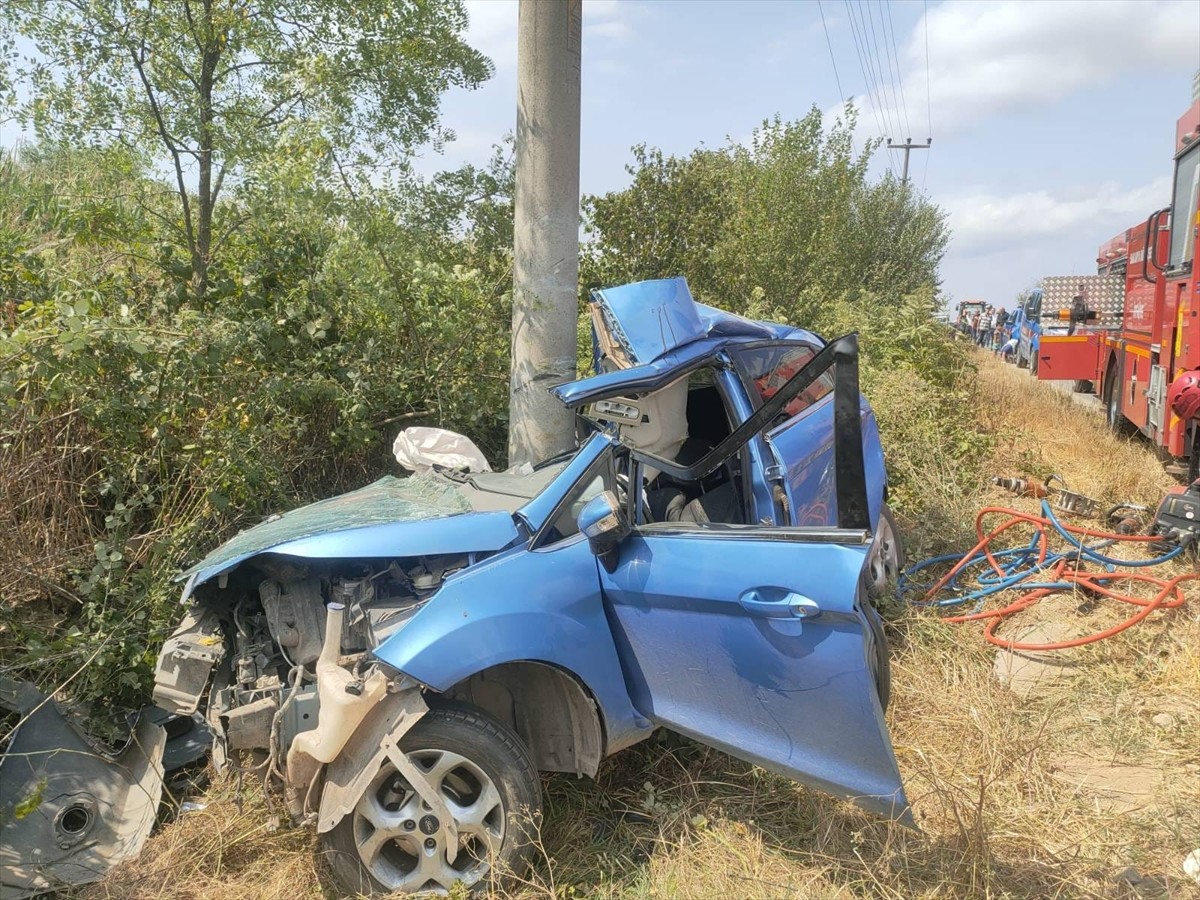 Sakarya'nın Söğütlü ilçesinde otomobilin beton direğe çarpması sonucu 14 yaşındaki sürücü ve 10...