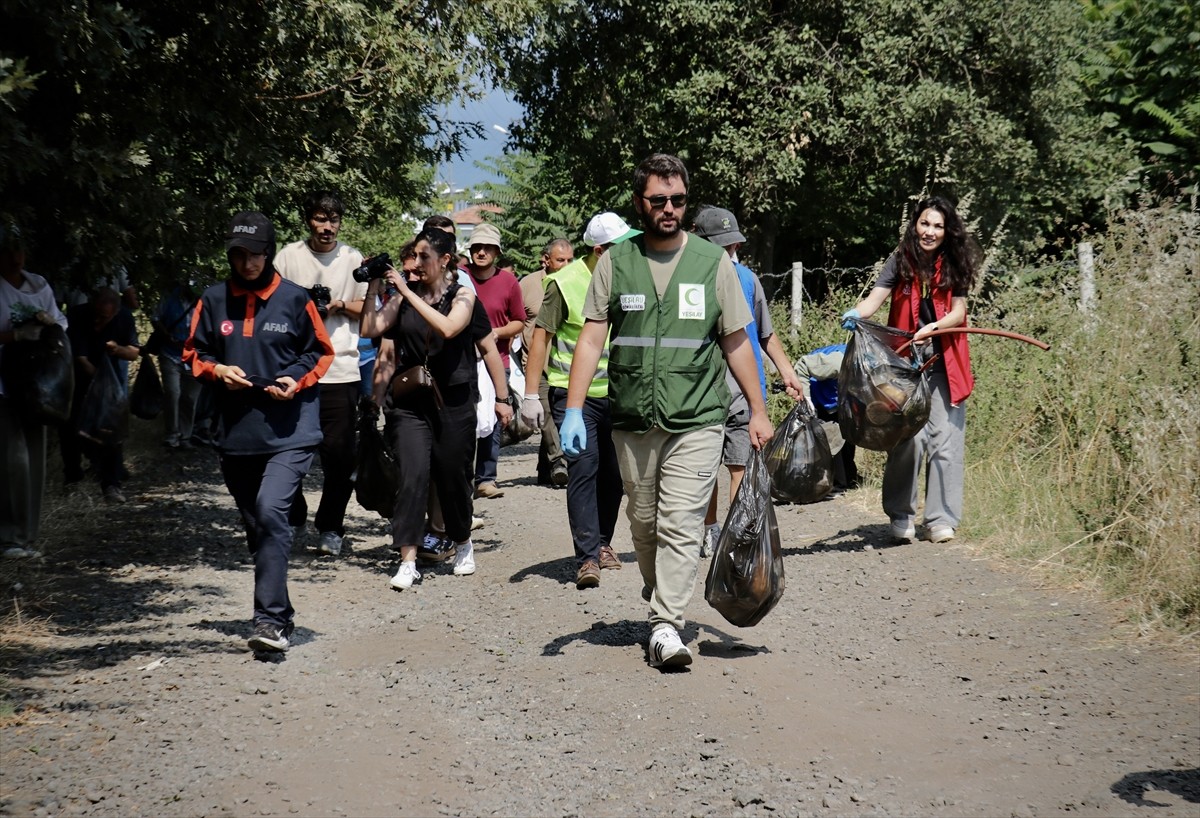 Samsun'da ormanlık alanlarda yangın riskine karşı çöp toplama etkinliği gerçekleştirildi.