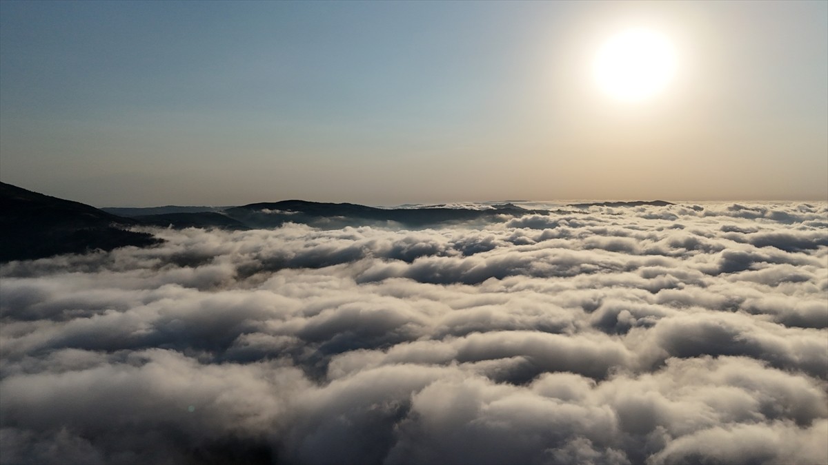 Samsun'un Alaçam ilçesinde yer alan 1650 rakımlı Dürtmen Dağı'nda oluşan "sis denizi", dronla...