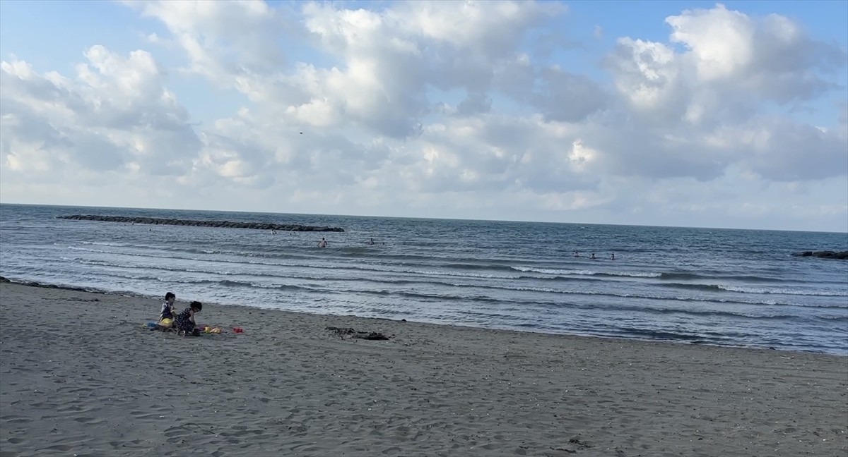 Samsun'un Atakum ilçesinde serinlemek için denize giren 4 kişi boğulma tehlikesi geçirdi.