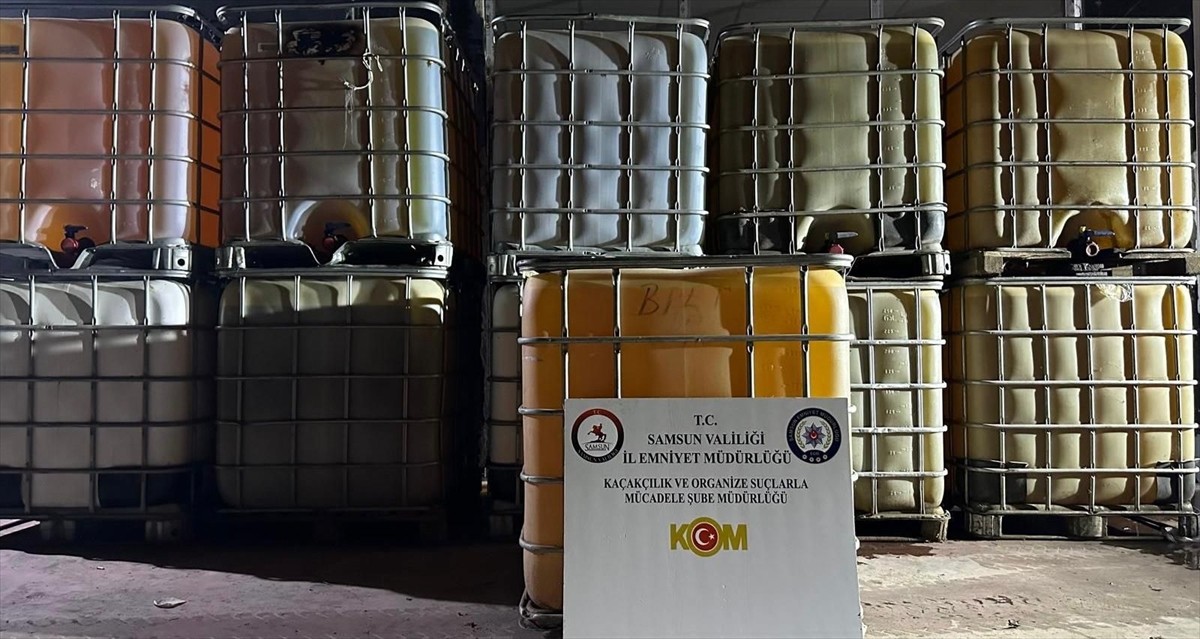 Samsun'un Bafra ilçesinde belirlenen adrese düzenlenen operasyonda, 11 bin litre kaçak akaryakıt...