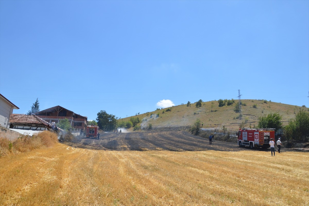 Samsun'un Havza ilçesinde anız yangınının sıçradığı evde zarar meydana geldi. Yangın, ekiplerin...