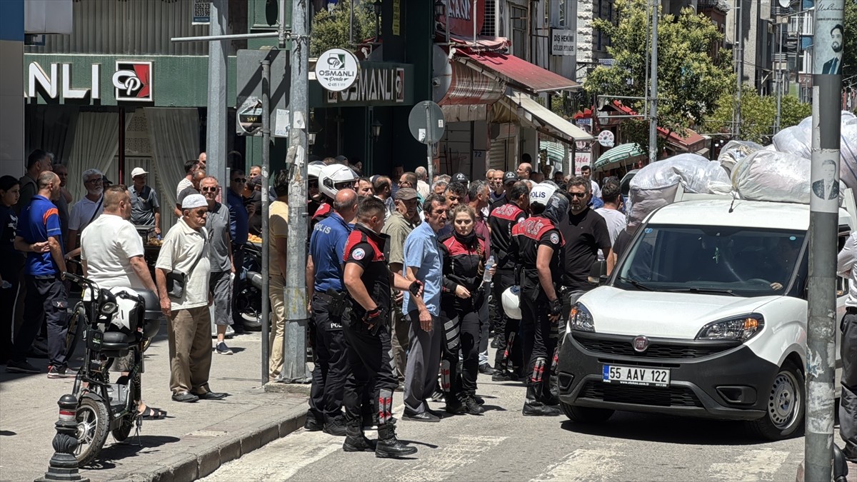 Samsun'un İlkadım ilçesinde bir olaya müdahale eden polise mukavemette bulundukları iddiasıyla 5...
