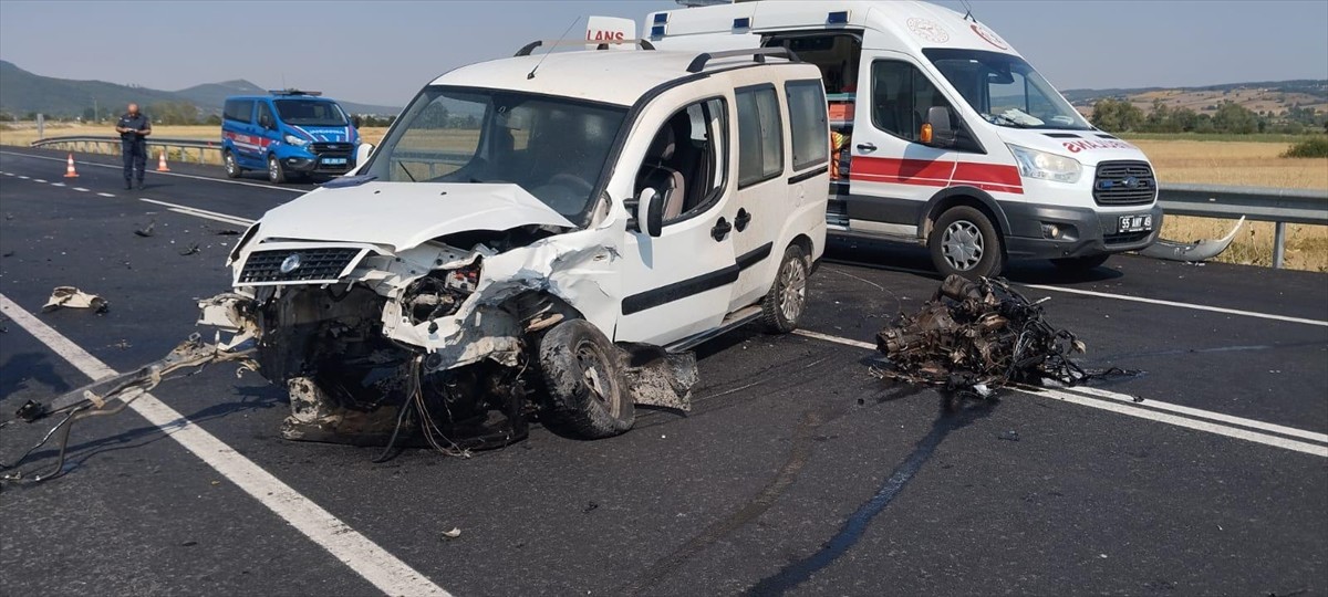 Samsun'un Ladik ilçesinde otomobille hafif ticari aracın çarpışması sonucu 1 kişi öldü, 1 kişi...