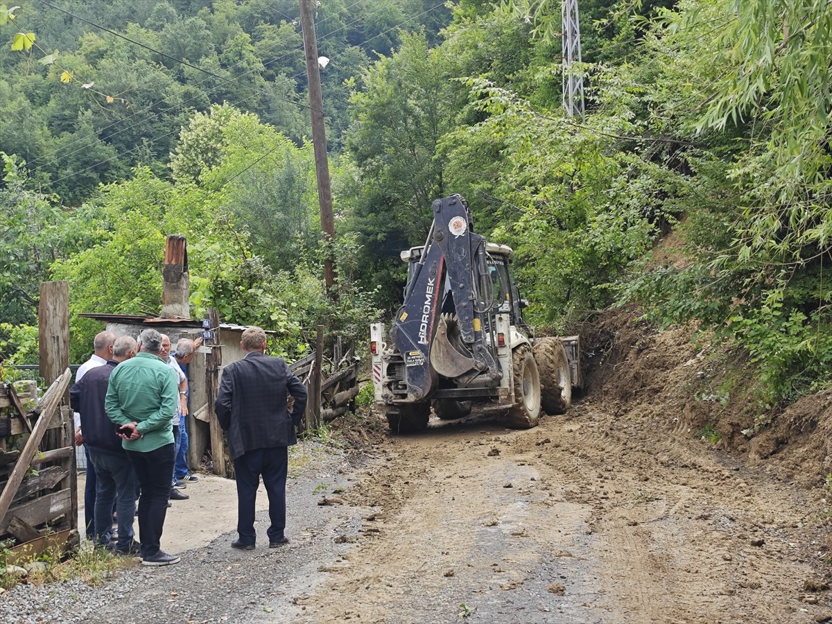 Samsun'un Yakakent ilçesinde sağanak nedeniyle mahalle grup yolunda heyelan meydana geldi. 