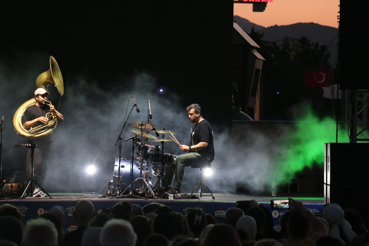 Samsun Büyükşehir Belediyesi tarafından düzenlenen 35. Uluslararası Halk Oyunları Festivali devam...