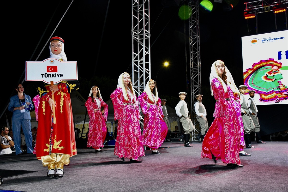 Samsun Büyükşehir Belediyesi tarafından düzenlenen ve 13 ülkeden halk dansları topluluklarının...
