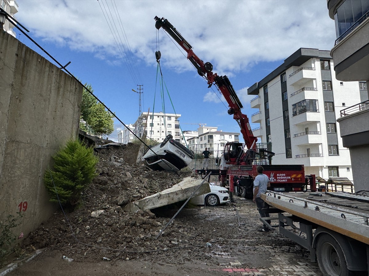 Samsun’un Atakum ilçesinde istinat duvarının çökmesi sonucu 4 araçta hasar oluştu. Çevrede...