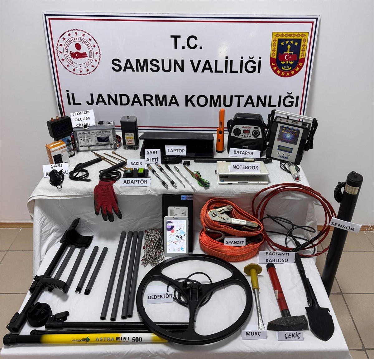 Samsun’un Ladik ilçesinde kaçak kazı için keşif yaptıkları gerekçesiyle 7 zanlı yakalandı....