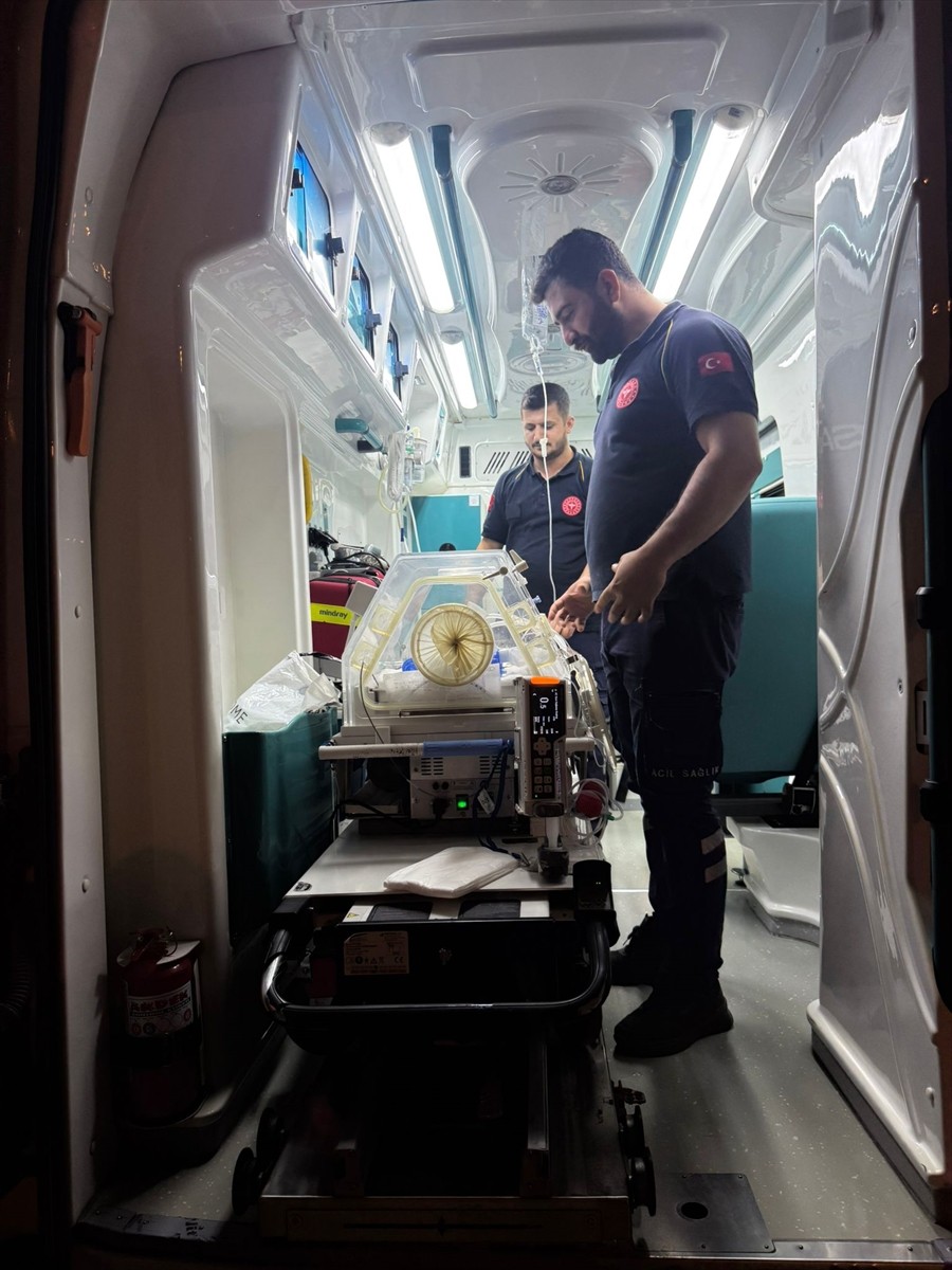  Şanlıurfa'da kalp rahatsızlığı bulunan 10 günlük bebek, ambulans uçakla İstanbul'a sevk...