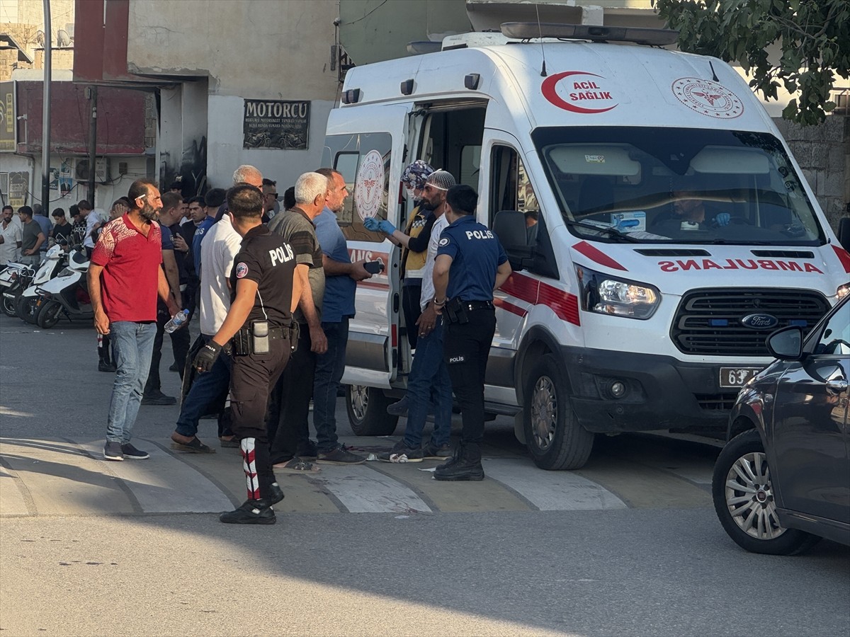 Şanlıurfa'nın Eyyübiye ilçesinde akraba aileler arasında çıkan silahlı, taşlı ve sopalı kavgada 6...