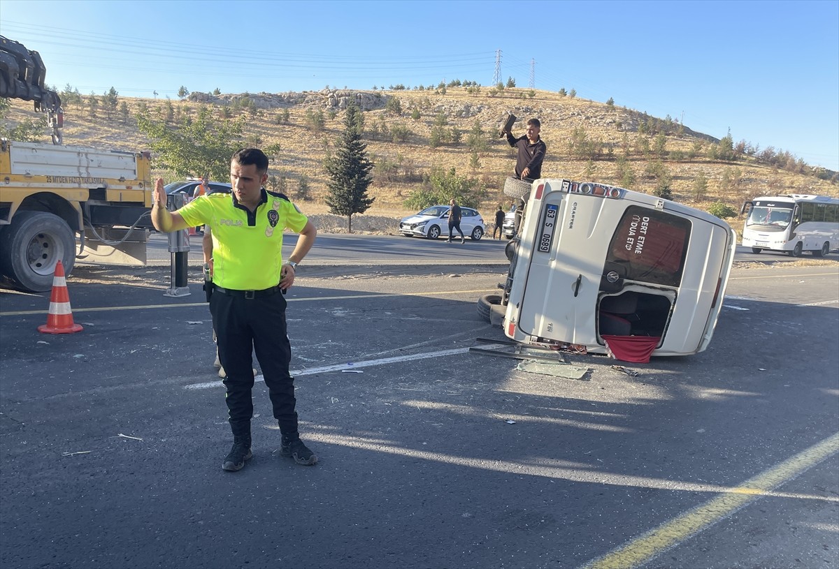 Şanlıurfa'nın Eyyübiye ilçesinde işçi servisiyle otomobilin çarpıştığı kazada 13 kişi...