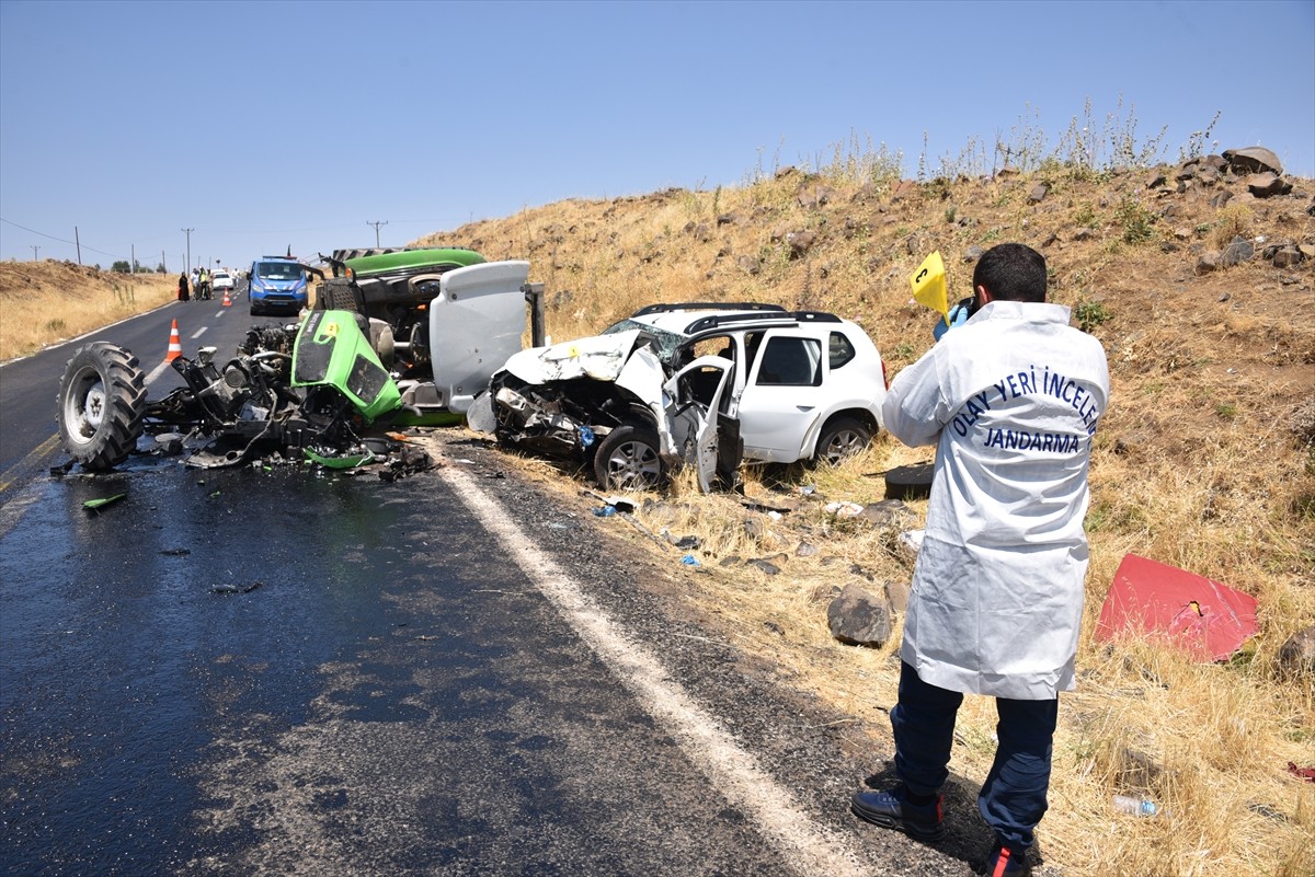 Şanlıurfa'nın Siverek ilçesinde otomobille traktörün çarpışması sonucu 1 kişi hayatını kaybetti, 2...