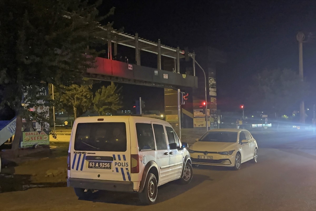 Şanlıurfa'nın Siverek ilçesinde üst geçitte intihar girişiminde bulunan kişiyi ikna etmeye çalışan...