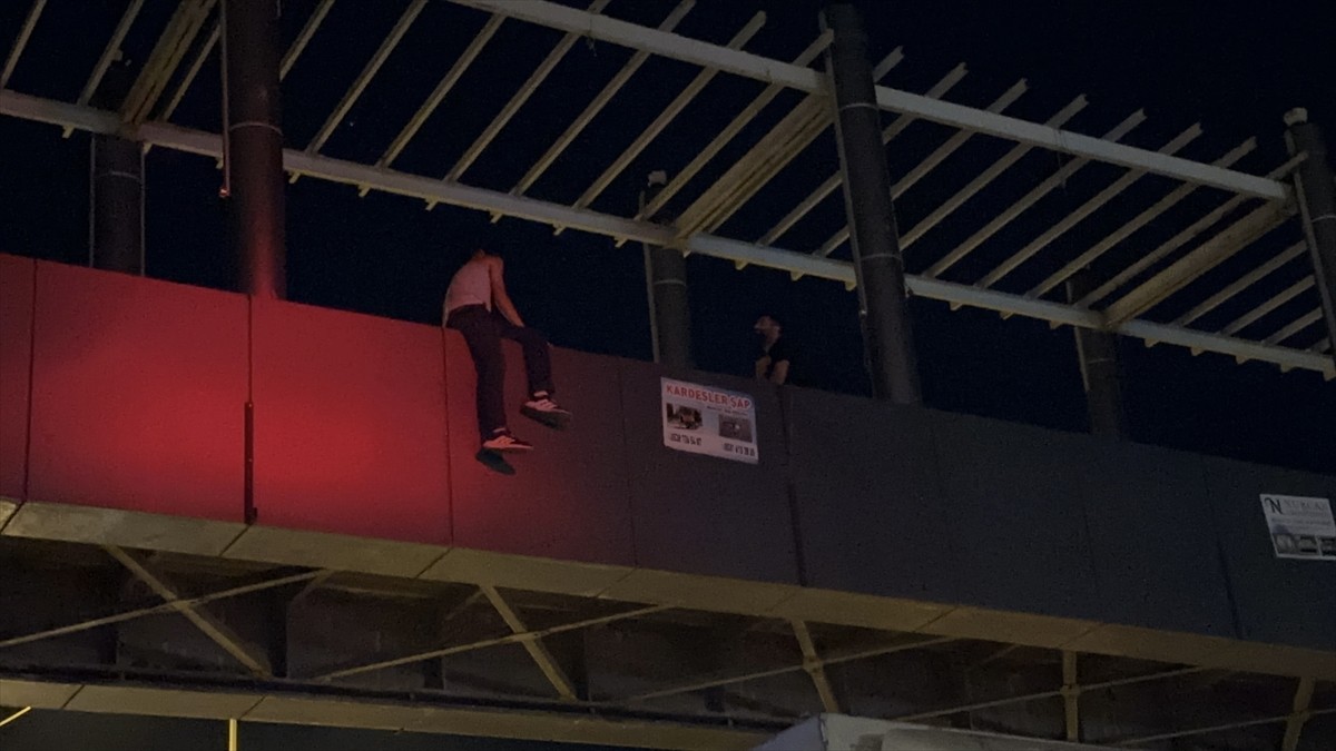 Şanlıurfa'nın Siverek ilçesinde üst geçitte intihar girişiminde bulunan kişiyi ikna etmeye çalışan...