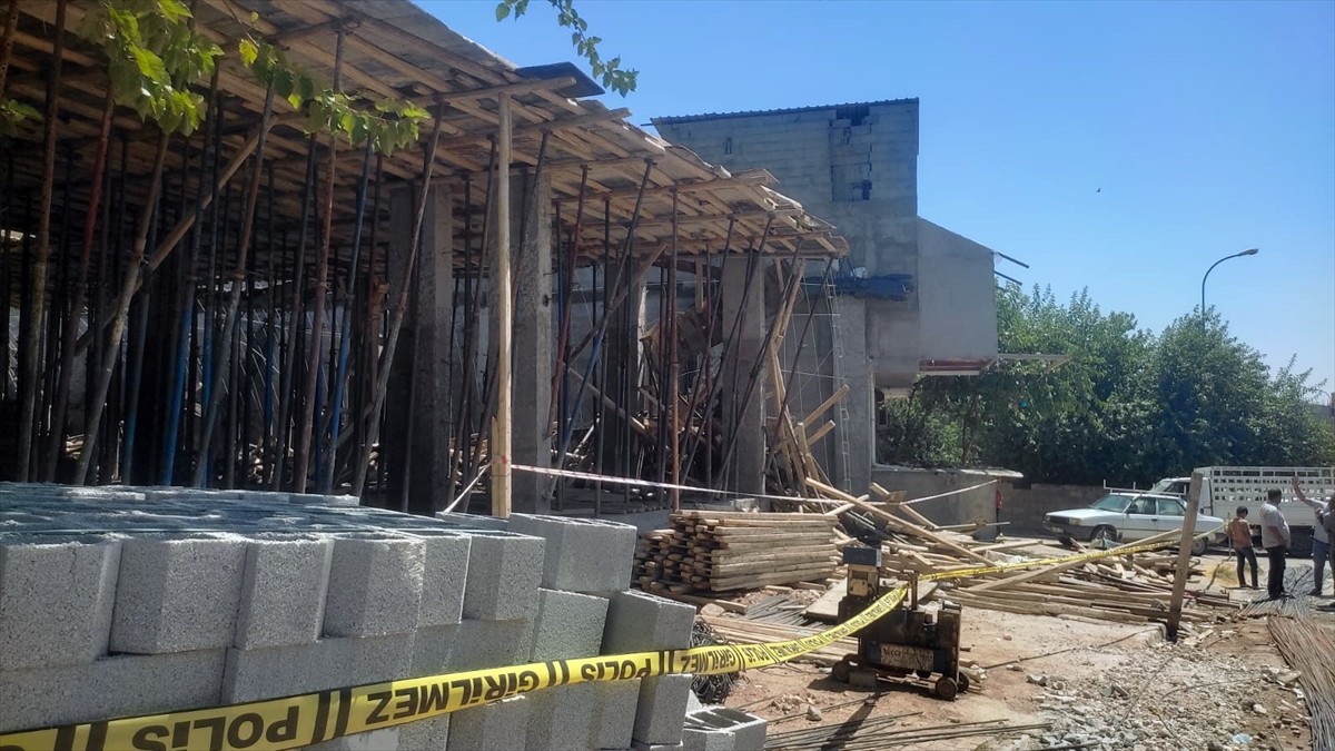 Şanlıurfa'nın Viranşehir ilçesinde Hürriyet Mahallesi Tılbender Caddesi'nde yapımı süren inşaatın...