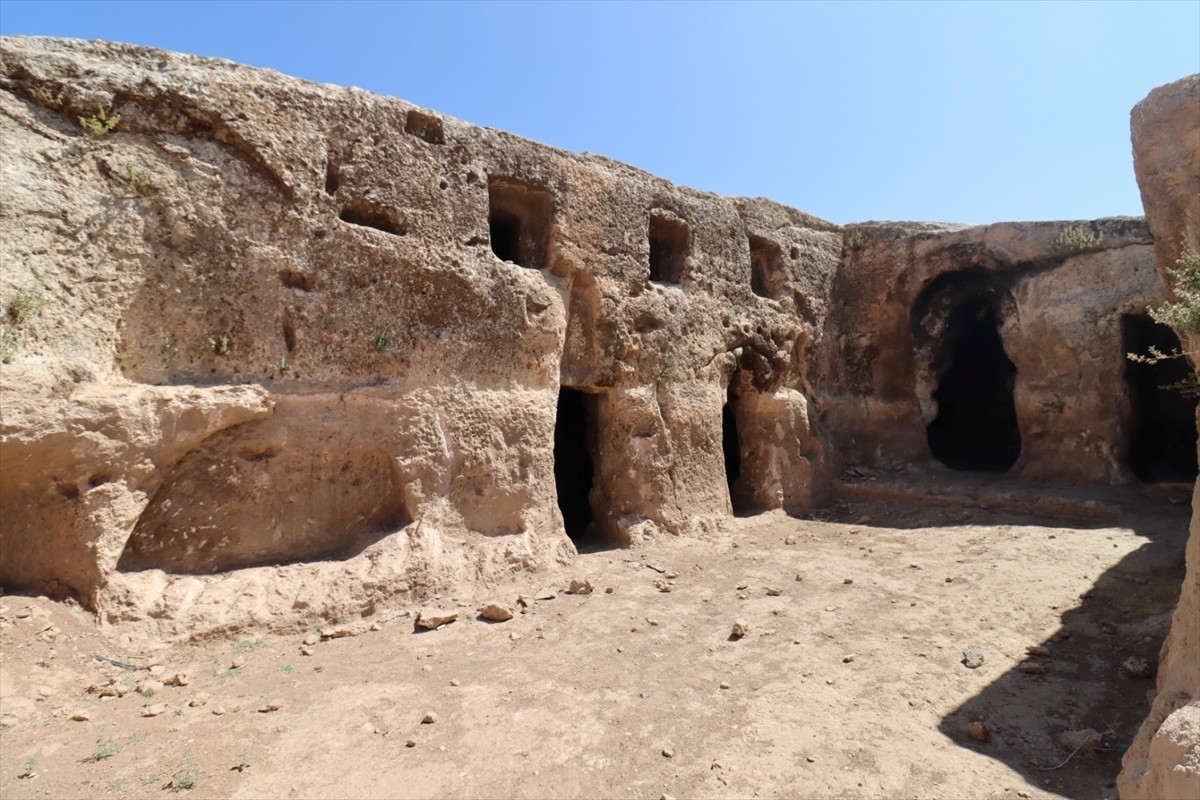 Şanlıurfa Valisi Hasan Şıldak, Viranşehir ilçesindeki kaya kilisesinin kayıt altına alındığını...