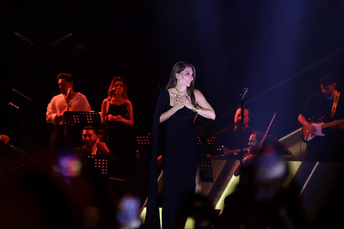 Şarkıcı Ebru Yaşar, Kültür ve Turizm Bakanlığı tarafından düzenlenen "Türkiye Kültür Yolu...