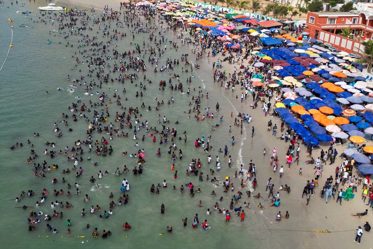 Senegal'in başkenti Dakar'da sıcak havadan bunalanlar sahillere akın etti. Senegal'de yüksek...