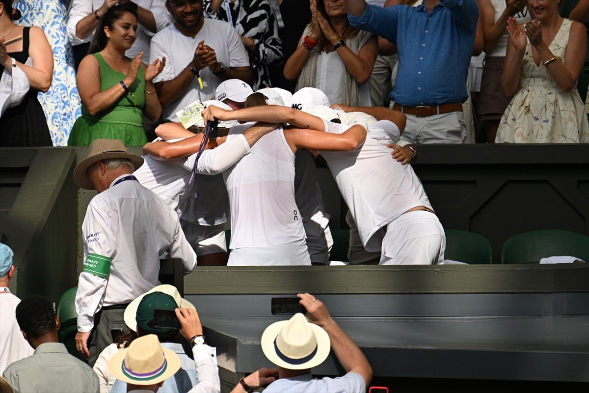 Sezonun üçüncü grand slam tenis turnuvası Wimbledon'ın tek kadınlar finalinde ABD'li raket Amanda...