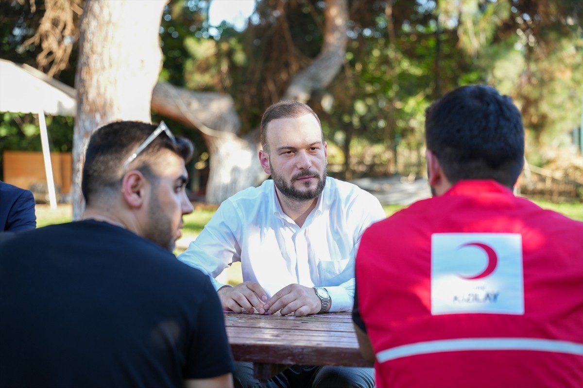 Sıfır Atık Vakfı Başkanı Samed Ağırbaş, Türk Kızılayın Heybeliada'daki kamp alanında liselilere...
