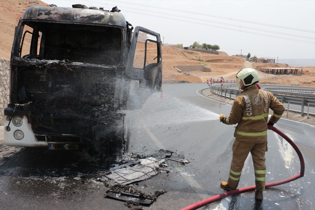 Şırnak'ın Cizre ilçesinde seyir halindeki tırda çıkan yangın, itfaiye ekiplerince...