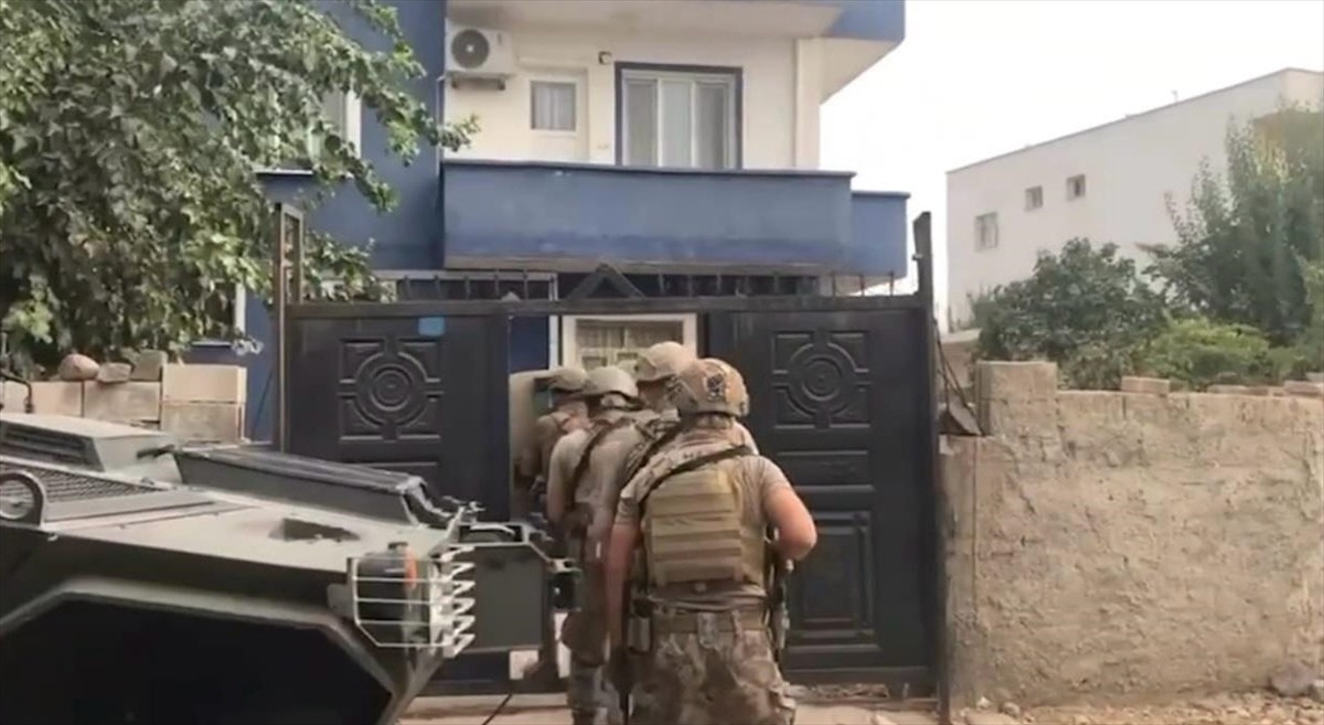 Şırnak'ta yapılan kaçakçılık operasyonunda gözaltına alınan 10 şüpheliden 6'sı tutuklandı....