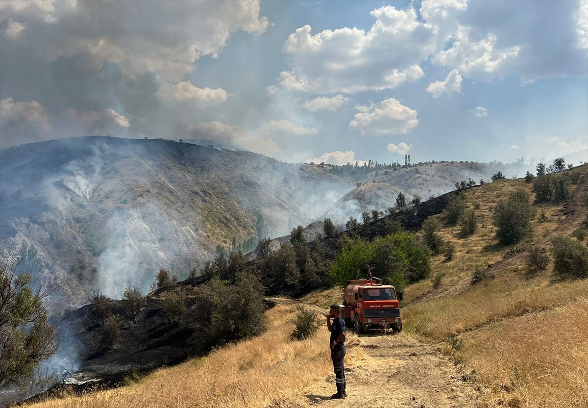Sivas'ın Akıncılar ilçesinde çıkan yangında 5 ev zarar gördü. İhbar üzerine bölgeye Akıncılar...