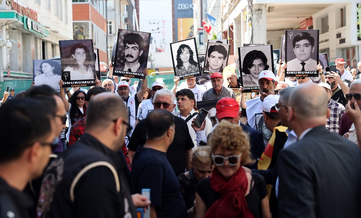 Sivas'ta 2 Temmuz 1993'te çıkan olaylarda yaşamını yitirenler, kentte düzenlenen programda anıldı....